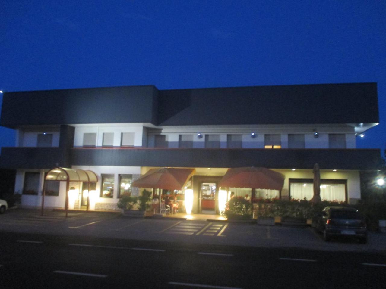 Hotel O'Scugnizzo 2 ベッルーノ エクステリア 写真